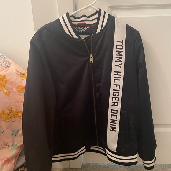 Tommy hilfigher puffer like jacket - brand new only wore once - Picture 2 of 3